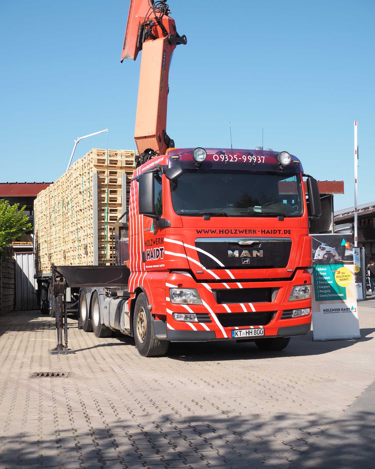 Anlieferung mit Plateau-LKW mit Kran, 40t