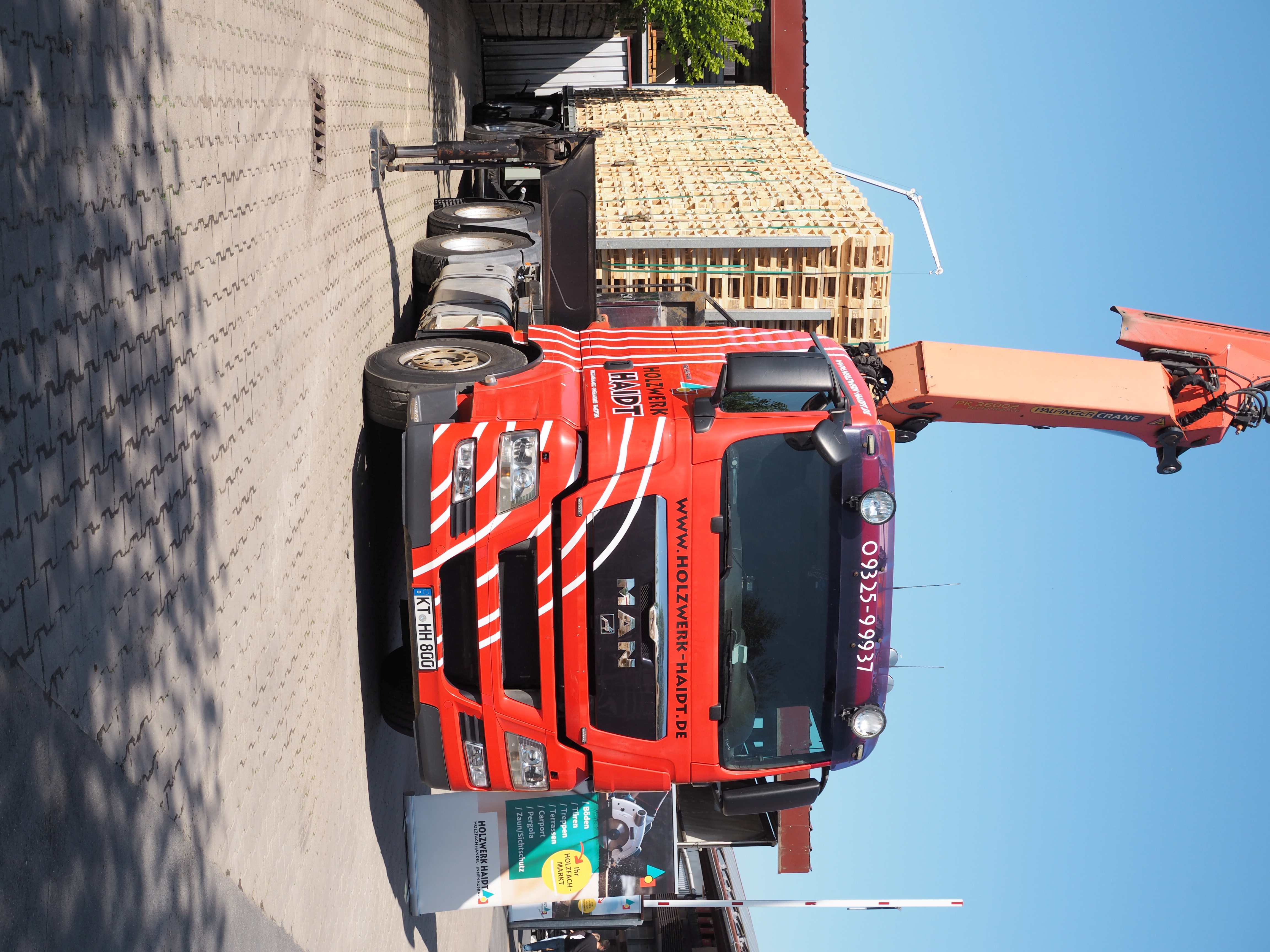 Anlieferung mit Plateau-LKW mit Kran, 40t